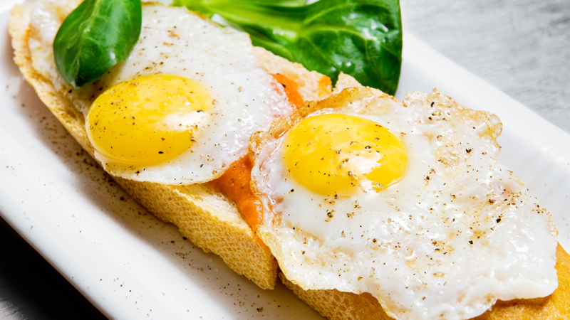 TOSTA DE HUEVOS FRITOS BACO Y BETO CHUECA