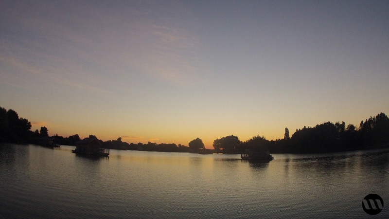 Village-flottant-pressac-coucher-soleil