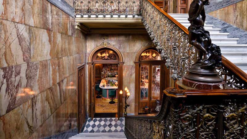 hotel-branche-a-istanbul-escalier