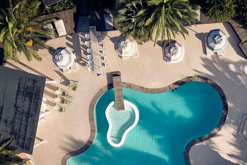 La piscine de l'hotel à Vourvourou
