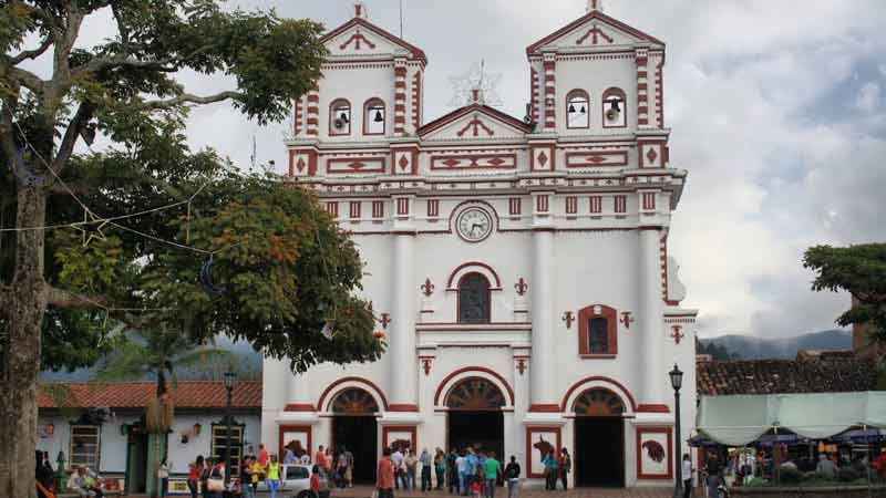 guatape en colombie eglise