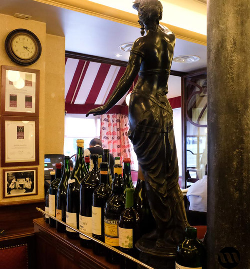 le-petit-sommelier-statue