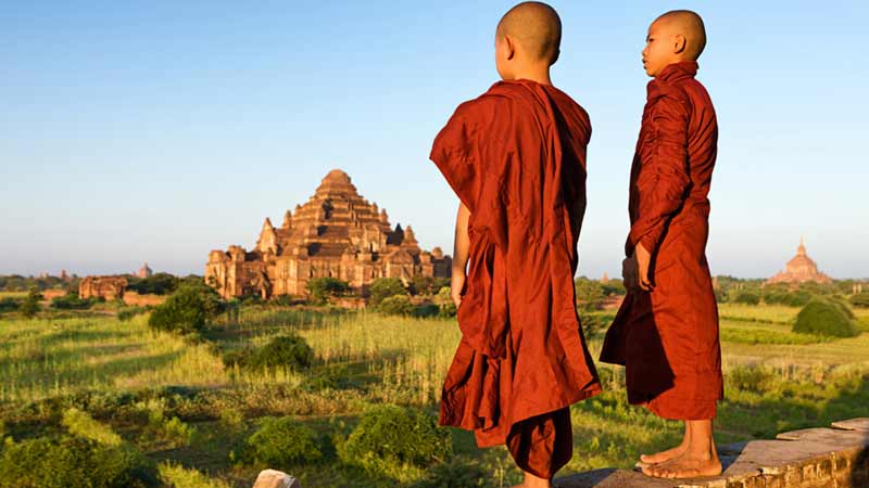 partir-en-birmanie-moines