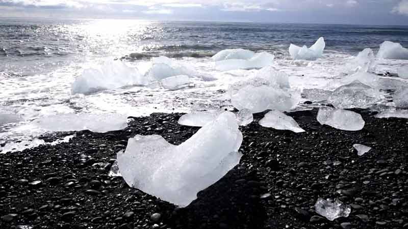 plages-de-sable-noir-dans-le-monde-diamond-beach