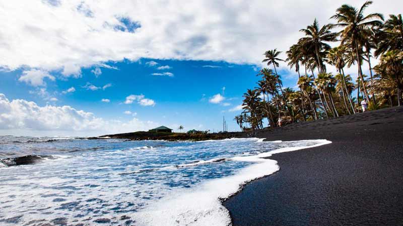 plages-de-sable-noir-dans-le-monde-hawai
