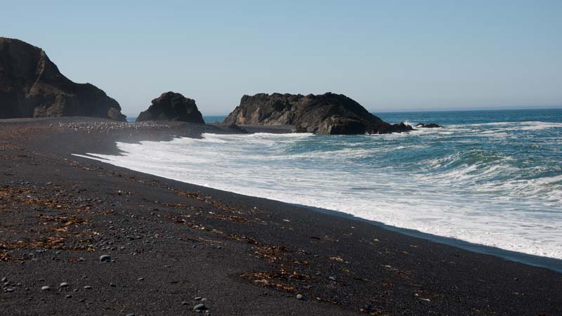 plages-de-sable-noir-dans-le-monde-lovina