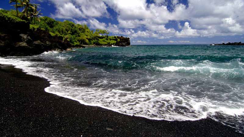 plages-de-sable-noir-dans-le-monde-papeeno