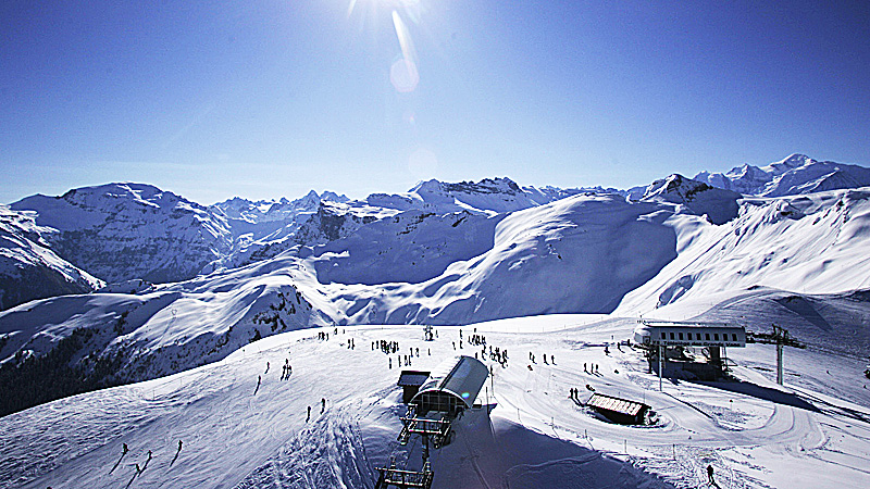 skier a flaine vue mont blanc