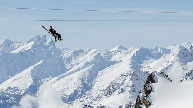 skier-a-val-thorens-ski-megatyrolienne