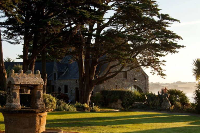 Jardin avec levé du soleil sur l'hôtel