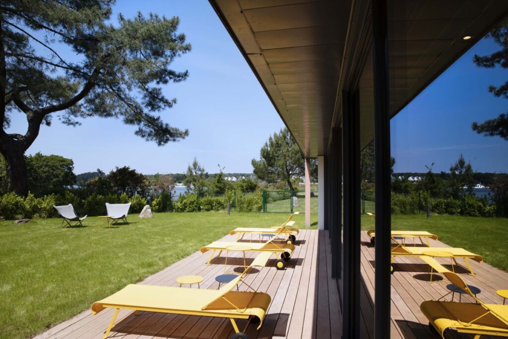 Terrasse avec transat de l'hôtel