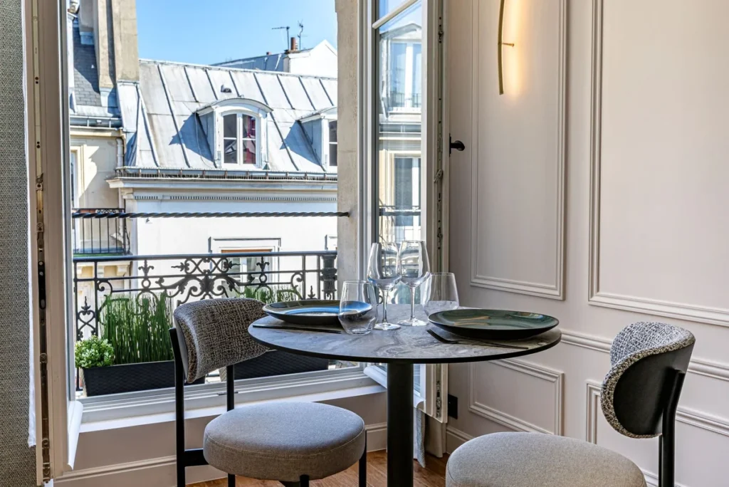 Vue de Paris depuis une chambre
